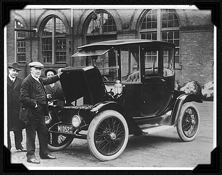 Томас Эдисон осматривает электромобиль  Detroit Electric.